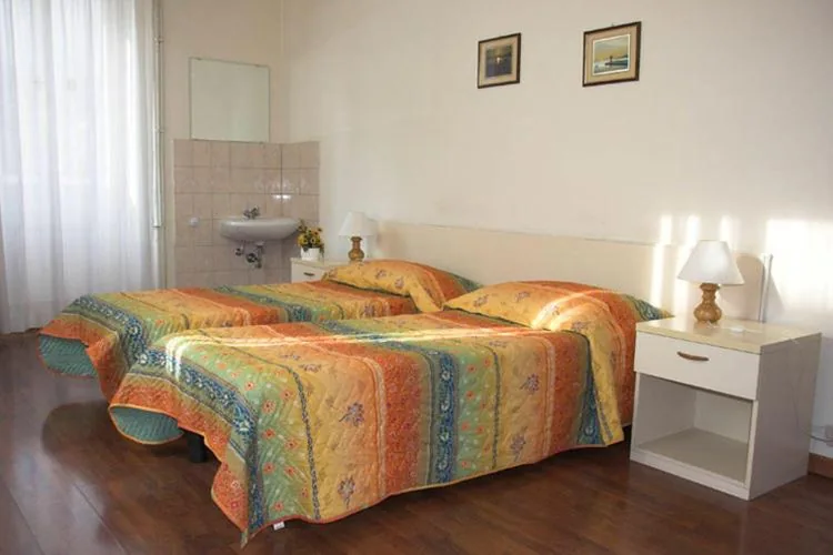 Camera Matrimoniale/Doppia con Letti Singoli con Bagno in Comune — Pensione Rittmeyer