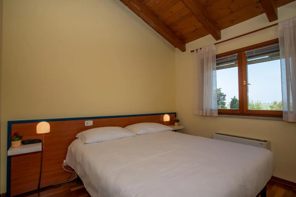 Camera Matrimoniale/Doppia con Letti Singoli con Finestra e Vista Fiume — Hotel Caneo