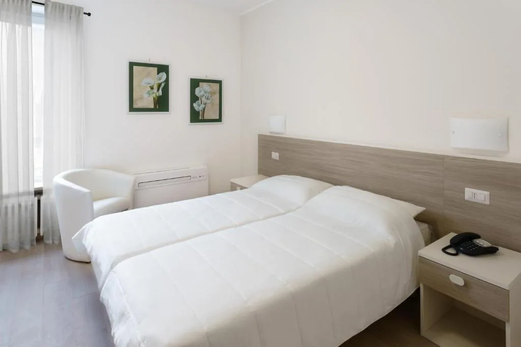 Double/Twin Room with City View — Hotel Roma