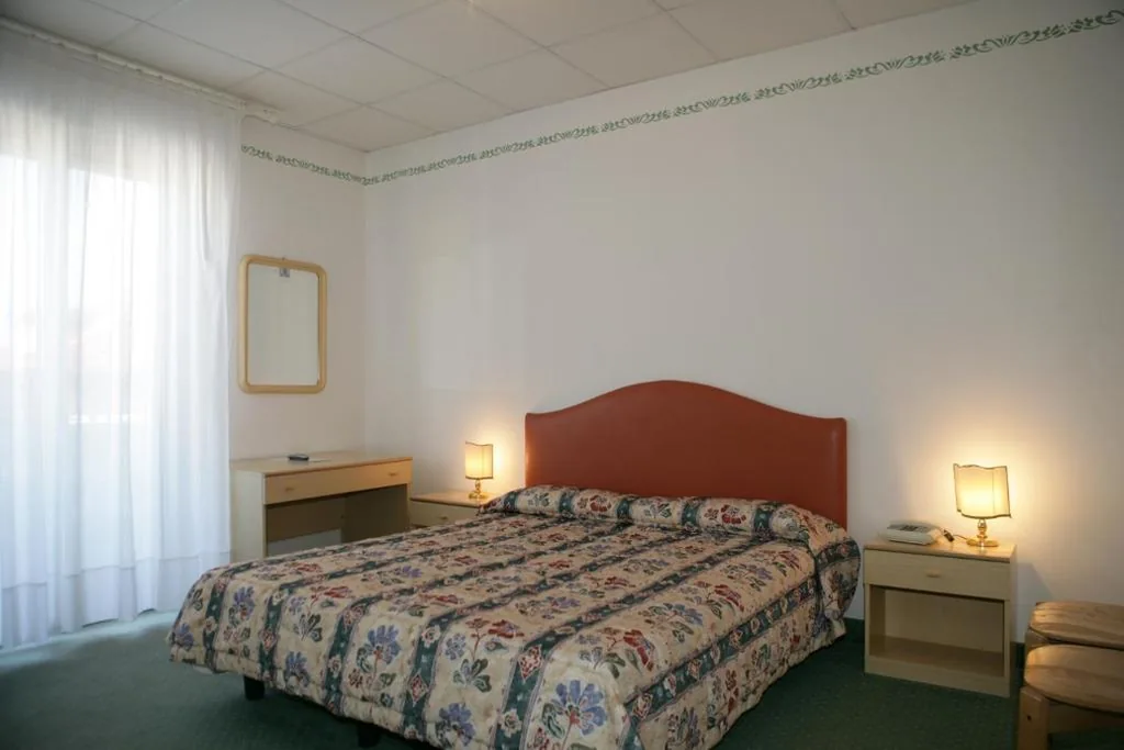 Camera Matrimoniale/Doppia con Letti Singoli — Hotel Villa Rosa