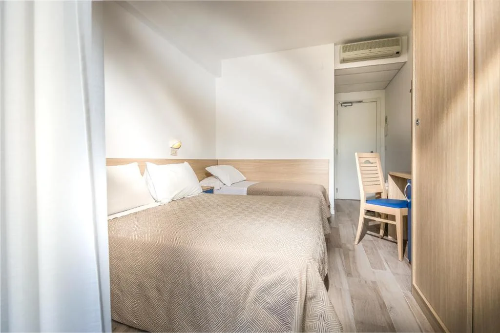 Camera Matrimoniale Standard con Letto Supplementare — Hotel Bologna