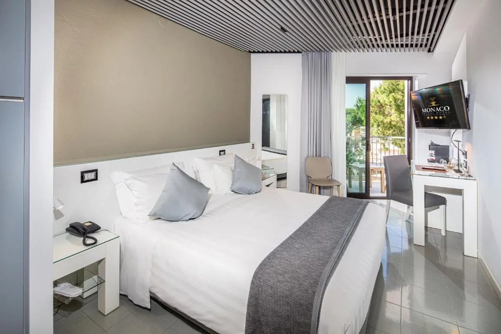 Camera Matrimoniale Superior con Balcone — Monaco Suites Hotel