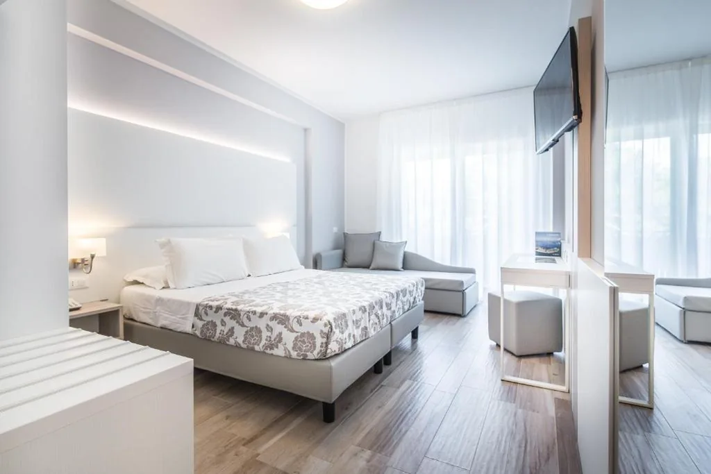 Camera Matrimoniale Superior con Letto Supplementare — Hotel Bologna