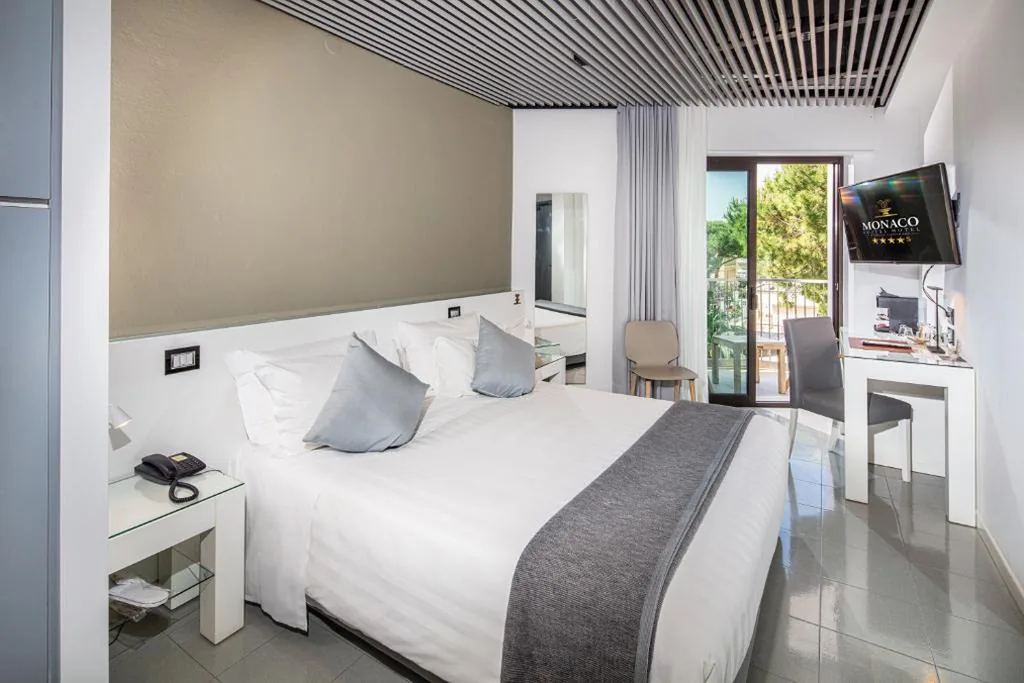 Camera Matrimoniale Superior con Letto Supplementare e Balcone — Monaco Suites Hotel