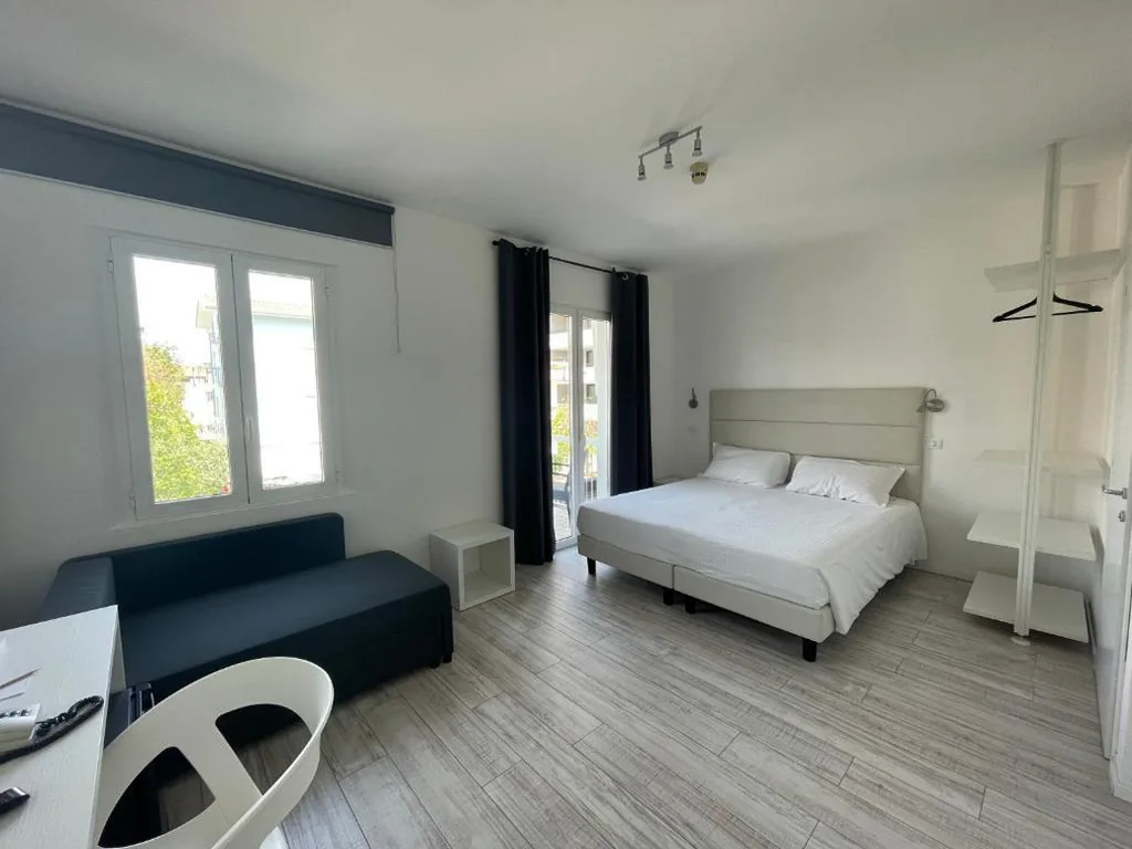Superior Double Room — Hotel Athena