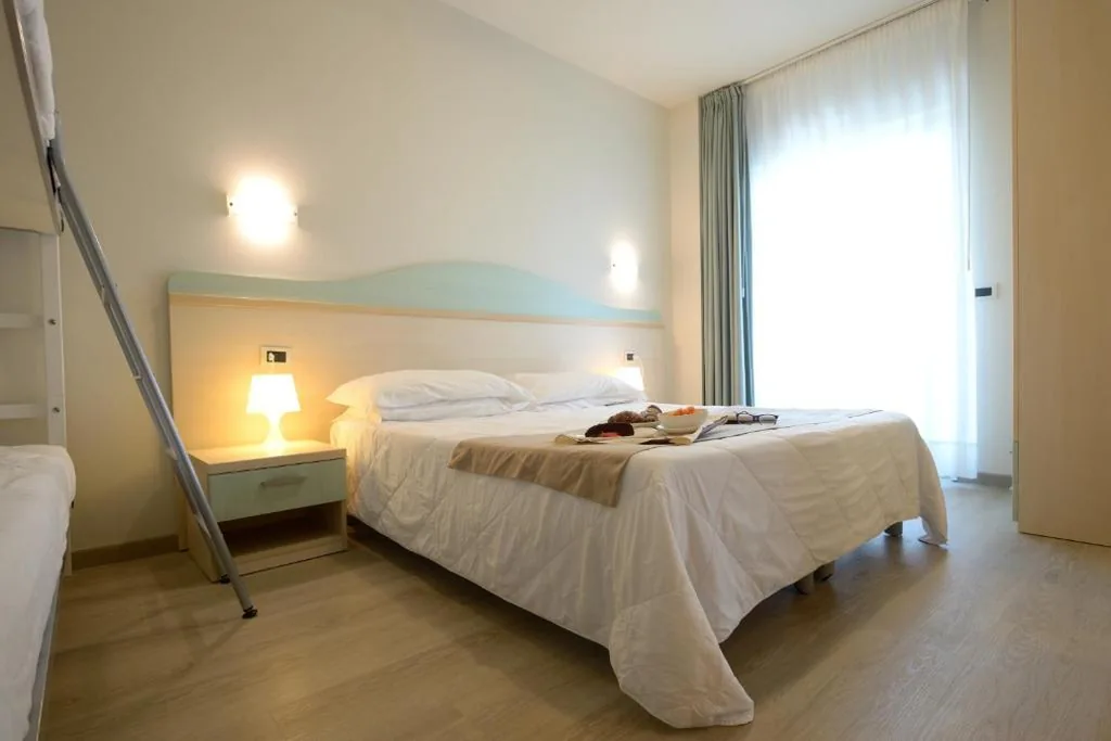 Camera Quadrupla con Balcone — Hotel Salus