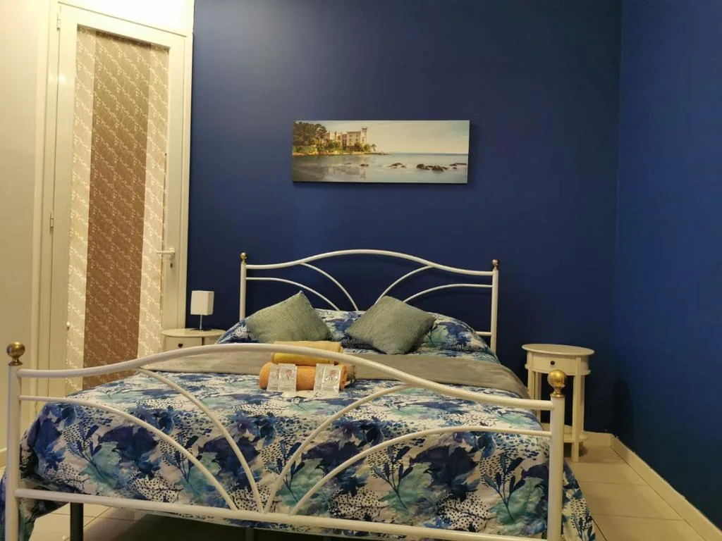 Queen Room with Shared Bathroom — Affittacamere Guerrero Rooms