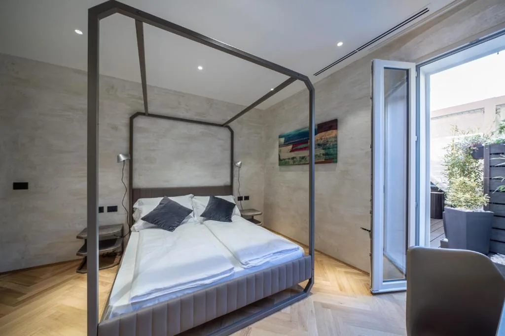 Camera Queen con Vasca Idromassaggio — Sea Garden Apartments & Rooms