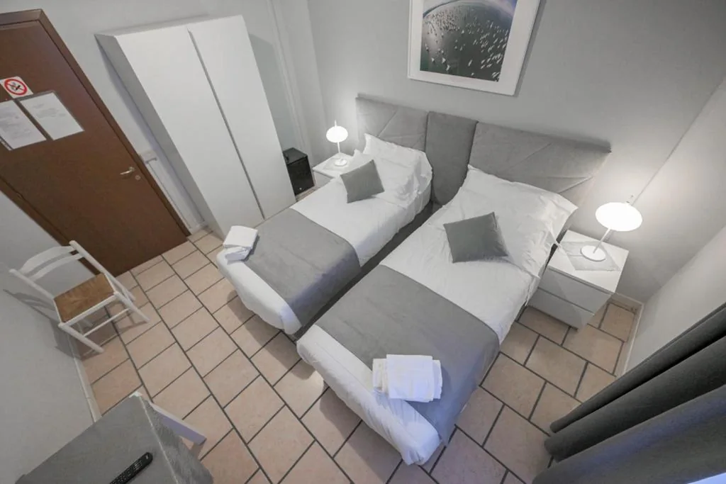 Camera Singola con Bagno in Comune — Affittacamere Berzi