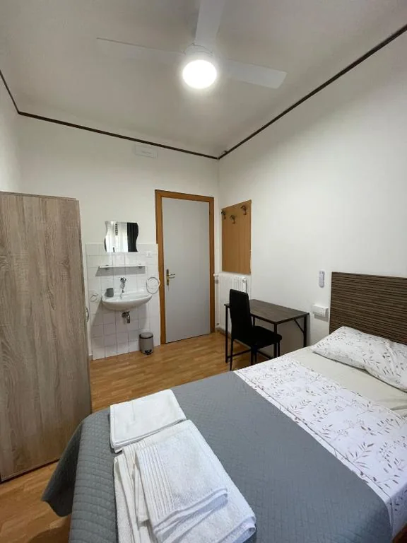 Camera Singola con Bagno in Comune — Affittacamere LICEN