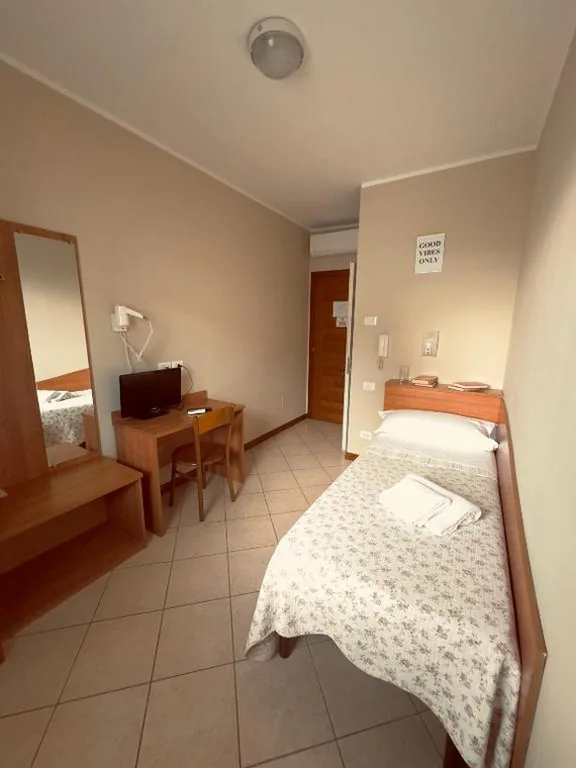 Camera Singola con Doccia — Albergo Trattoria AL TAJ
