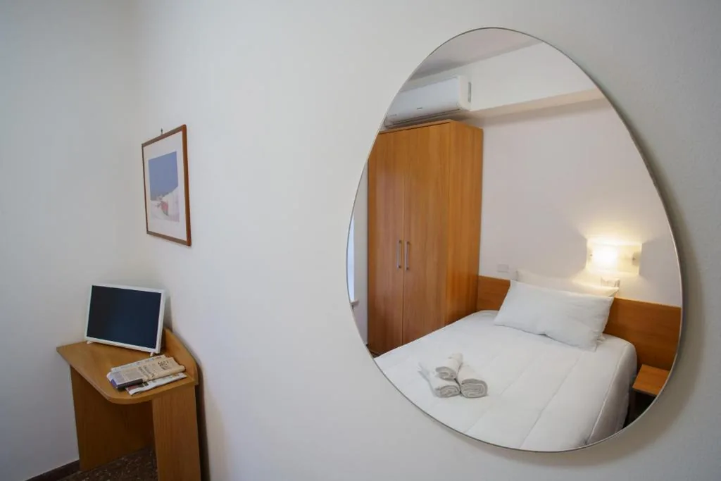 Deluxe Single Room — Hotel Roma
