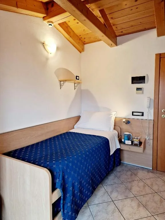 Single Room — Hotel Orchidea