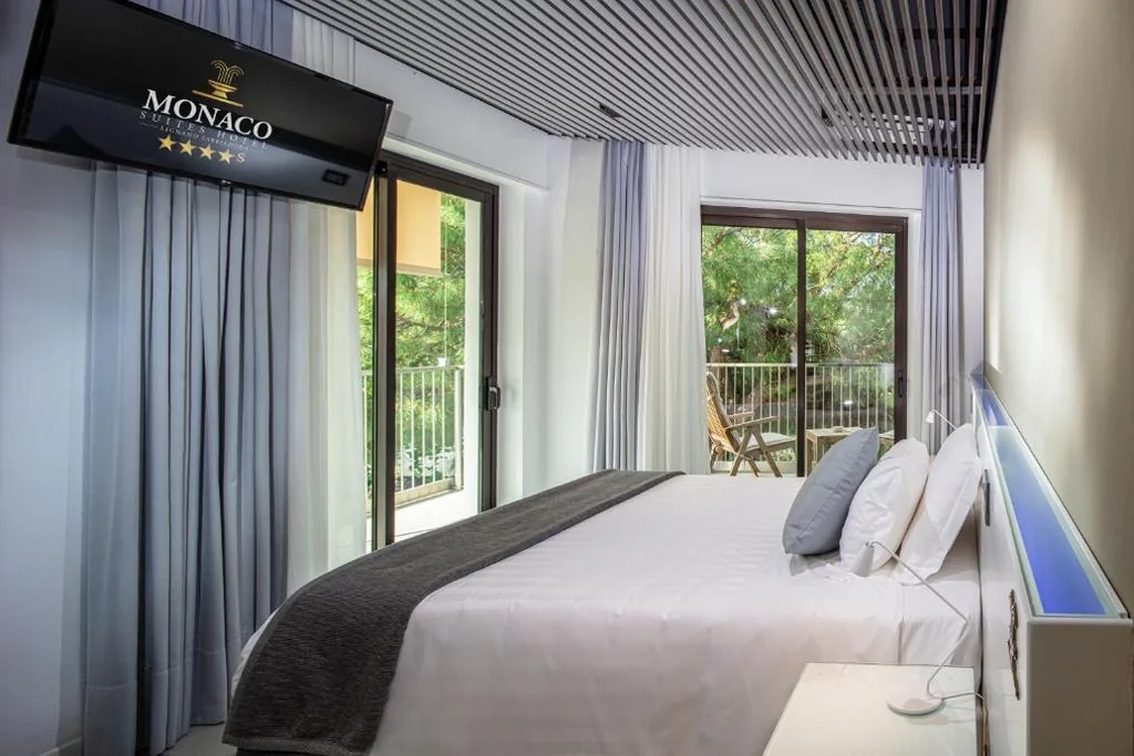 Camera Singola Superior con Balcone — Monaco Suites Hotel