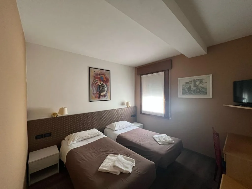 Camera Standard Matrimoniale/Doppia con Letti Singoli — Damodoro Hotel
