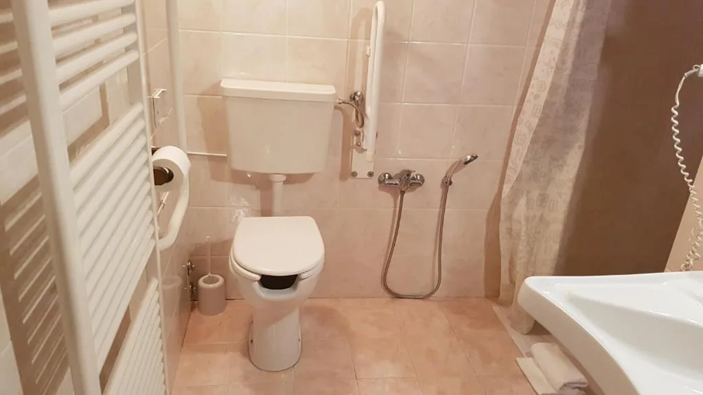 Camera Tripla Comfort con Doccia — ApartHotel Capitelli