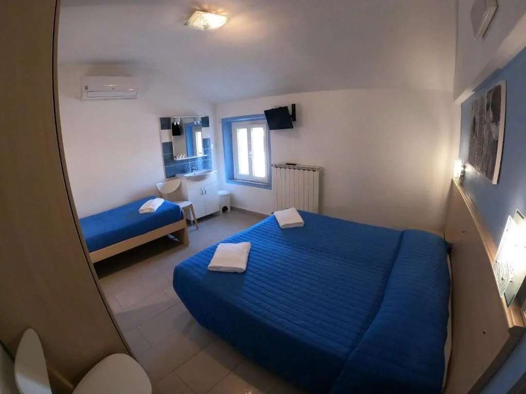 Triple Room with Shared Bathroom — Albergo La Caravella