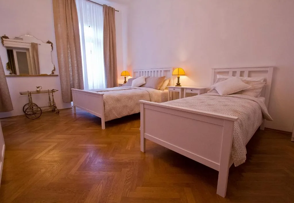 Camera Tripla con Bagno Privato — Golden Rooms Bed & Breakfast