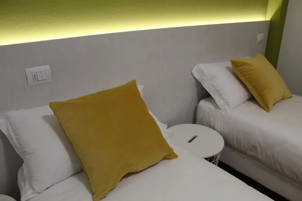 Camera Tripla con Bagno Privato — ZONA 30 Bike Guesthouse