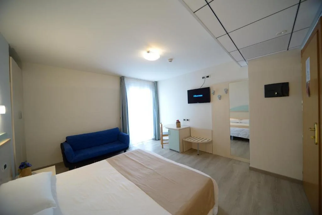 Camera Tripla con Balcone — Hotel Salus