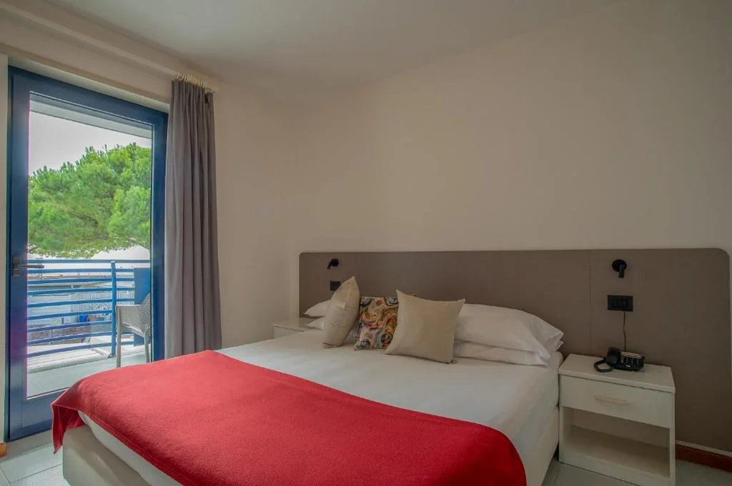 Triple Room with Balcony — Hotel Sirenetta