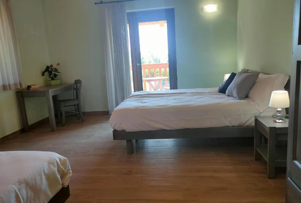 Camera Tripla con Vista Giardino — Le Acacie