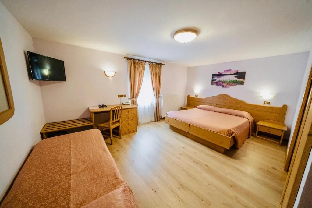 Camera Tripla con Vista Montagna — Hotel Siera Hof