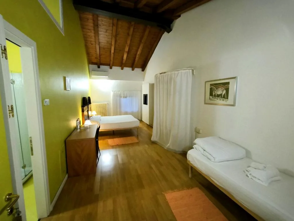 Camera Tripla con Vista Piscina — Villa Dragoni