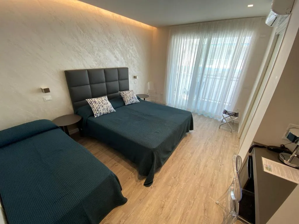 Camera Tripla Deluxe con Vista Mare Laterale — Hotel Castiglione