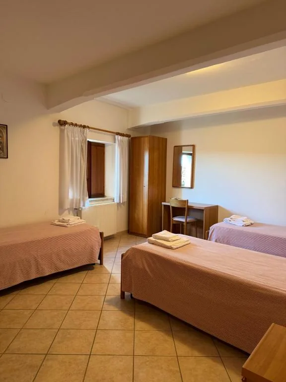 Camera Tripla Economy — Hotel casa del pellegrino – Castelmonte