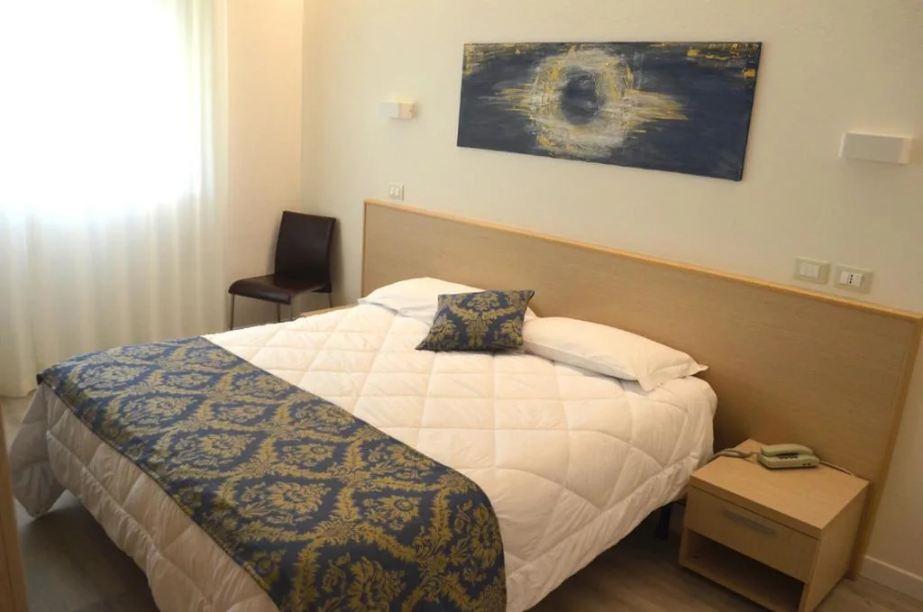 Camera Tripla Superior con Balcone — Hotel Castiglione