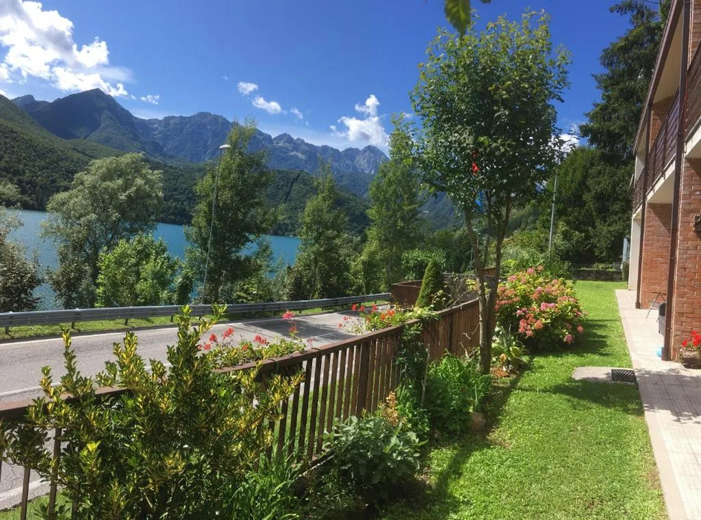 Casa a Schiera con 3 Camere da Letto — Casa a schiera fronte lago con giardino