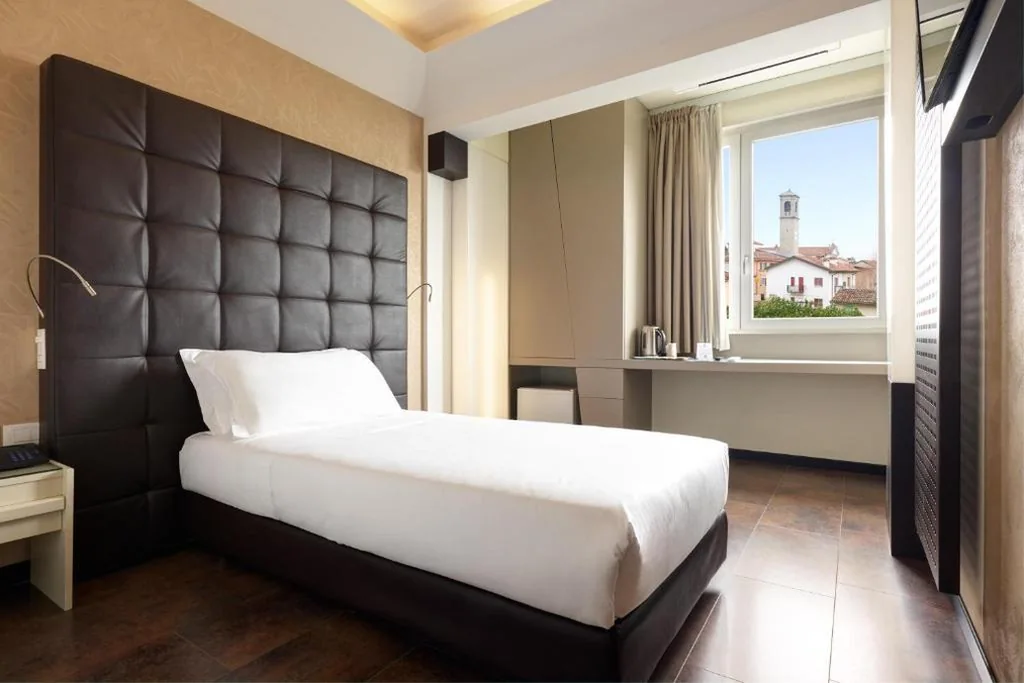 Economy Single Room with Roll-In Shower - Disability Access/Non-Smoking — Best Western Hotel Continental