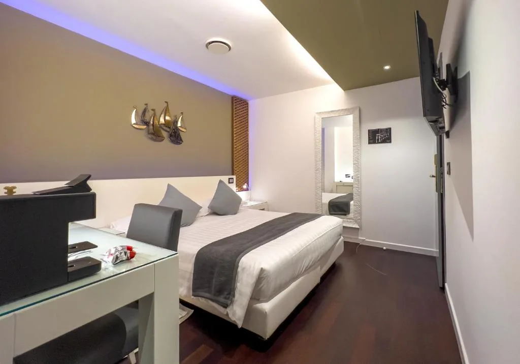 Junior Suite con Balcone — Monaco Suites Hotel