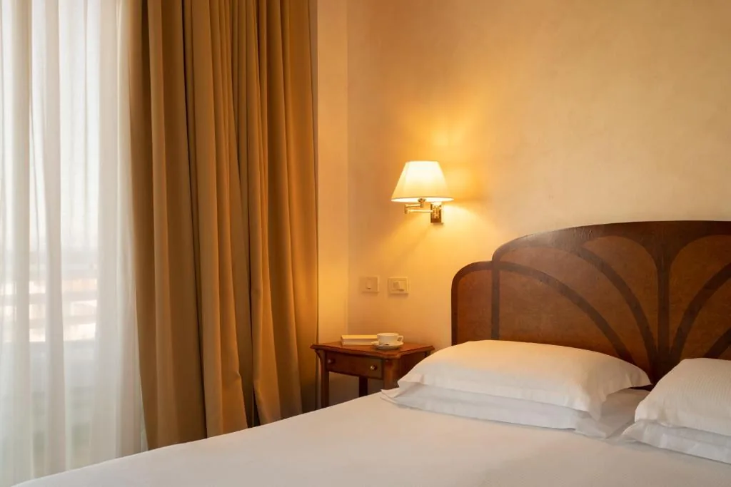 Standard Junior Suite — Grand Hotel Astoria
