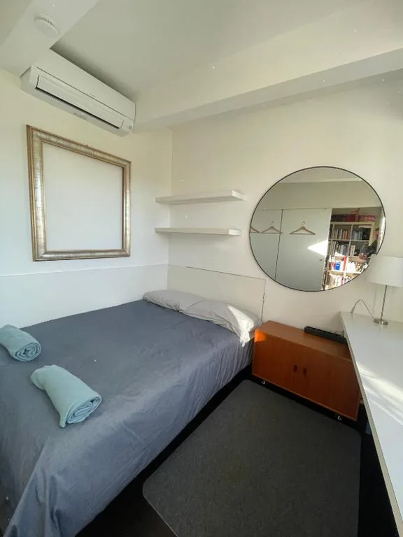 Piccola camera in appartamento condiviso con terrazza vista mare, shared flat