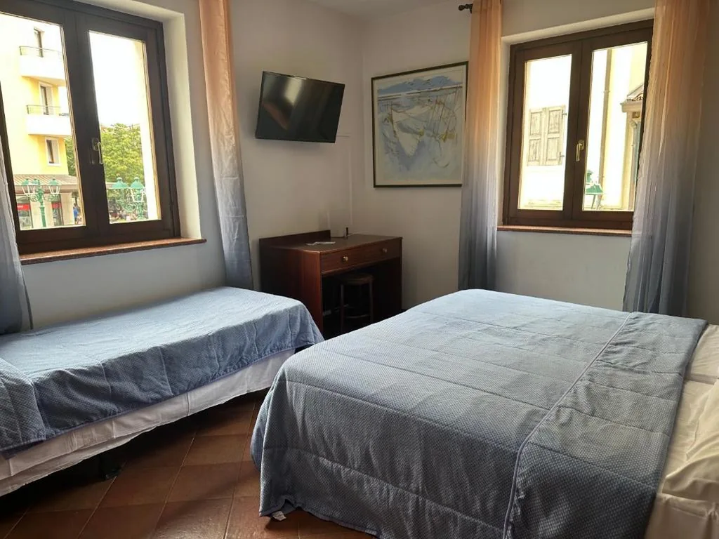 Small Triple Room — Hotel Alla città di Trieste