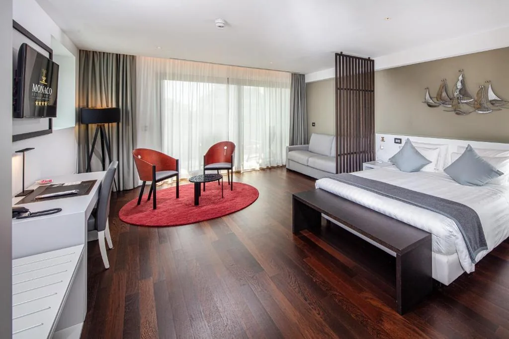 Suite con Terrazza — Monaco Suites Hotel