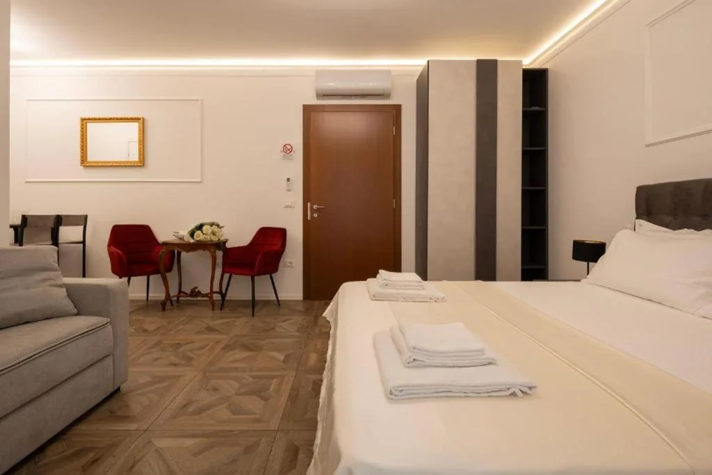 Suite Familiare Deluxe — La camera degli Specchi Piazza Unità D’Italia