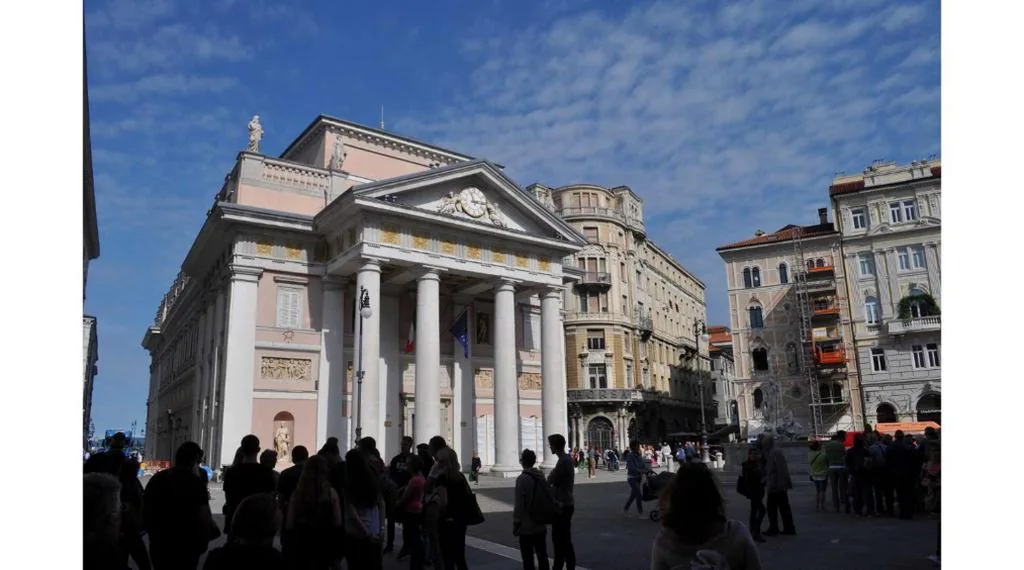 UNICA nel cuore storico, camere in Piazza della Borsa a Trieste