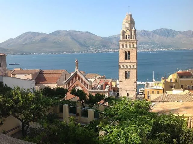 Gaeta sul suo golfo, tra la spiaggia di Serapo e il quartiere medievale di Sant'Erasmo