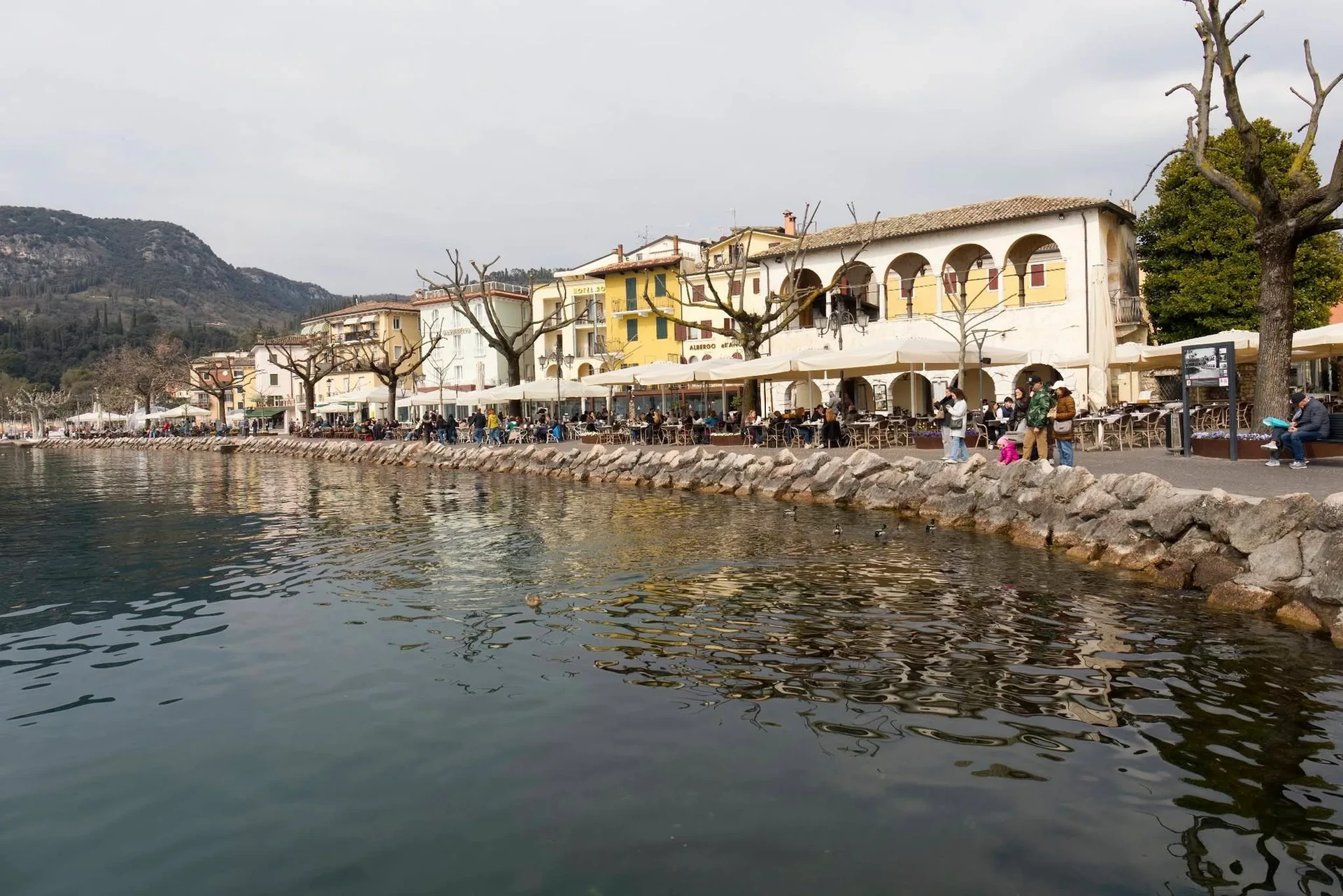 La baia e il lungolago del borgo di Garda