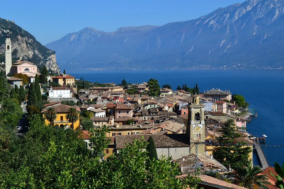 Il borgo di Gargnano affacciato sul Lago di Garda tra gli ulivi