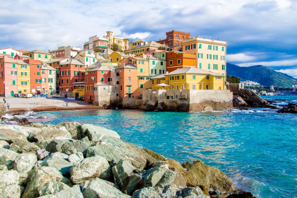 Il borgo marinaro di Boccadasse a Genova con le case colorate e le barche