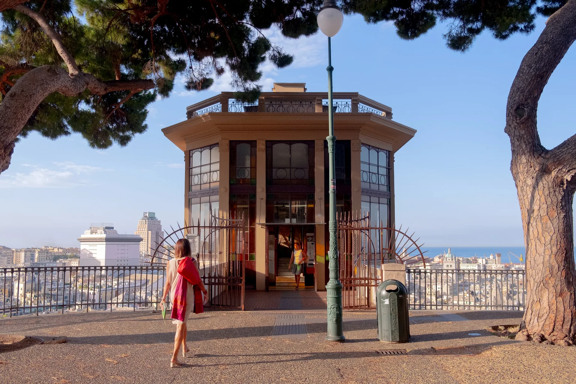 Il quartiere di Castelletto a Genova con la terrazza panoramica sui tetti e il porto