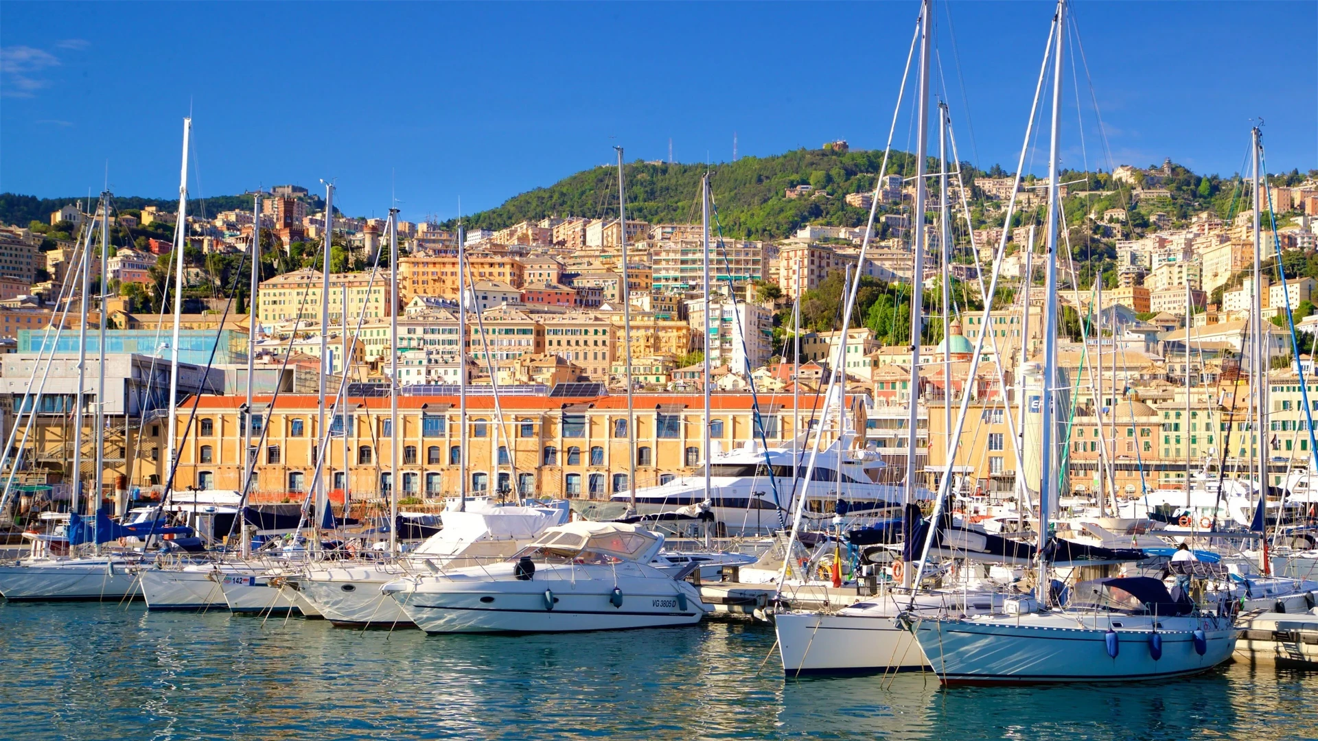 I caruggi del centro storico di Genova e il Porto Antico con l'Acquario