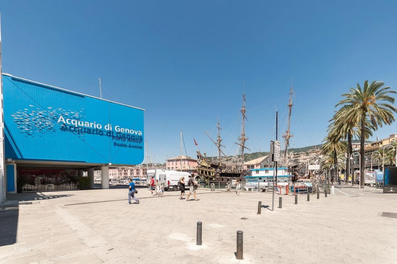 La stazione di Genova Piazza Principe e la Darsena vicino all'Acquario