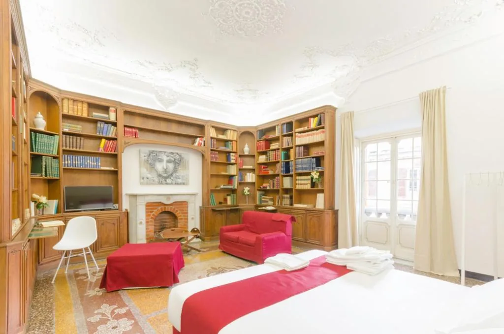 Genova46 Suites & Rooms in Via Assarotti, tra il centro e Castelletto