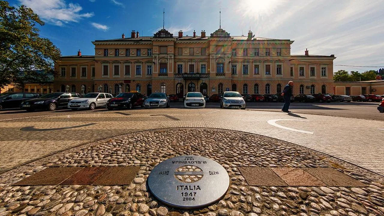 La Piazza Transalpina di Gorizia, a cavallo del confine tra Italia e Slovenia