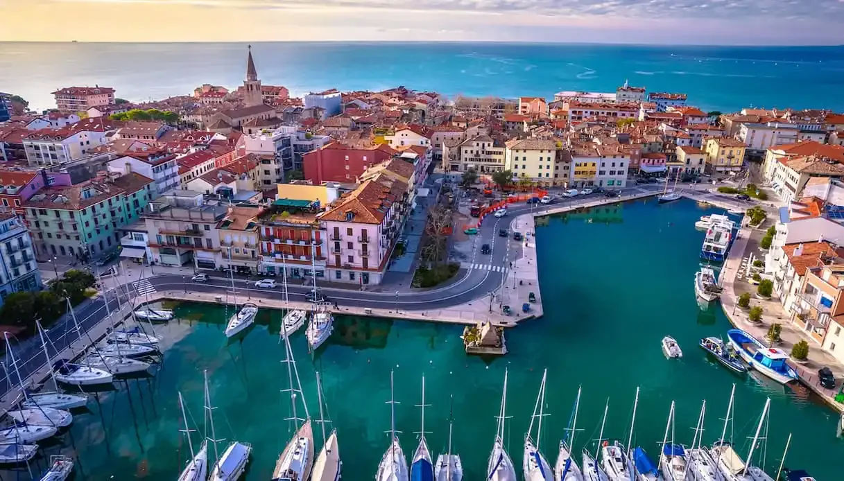 I vicoli del centro storico di Grado e la laguna sullo sfondo